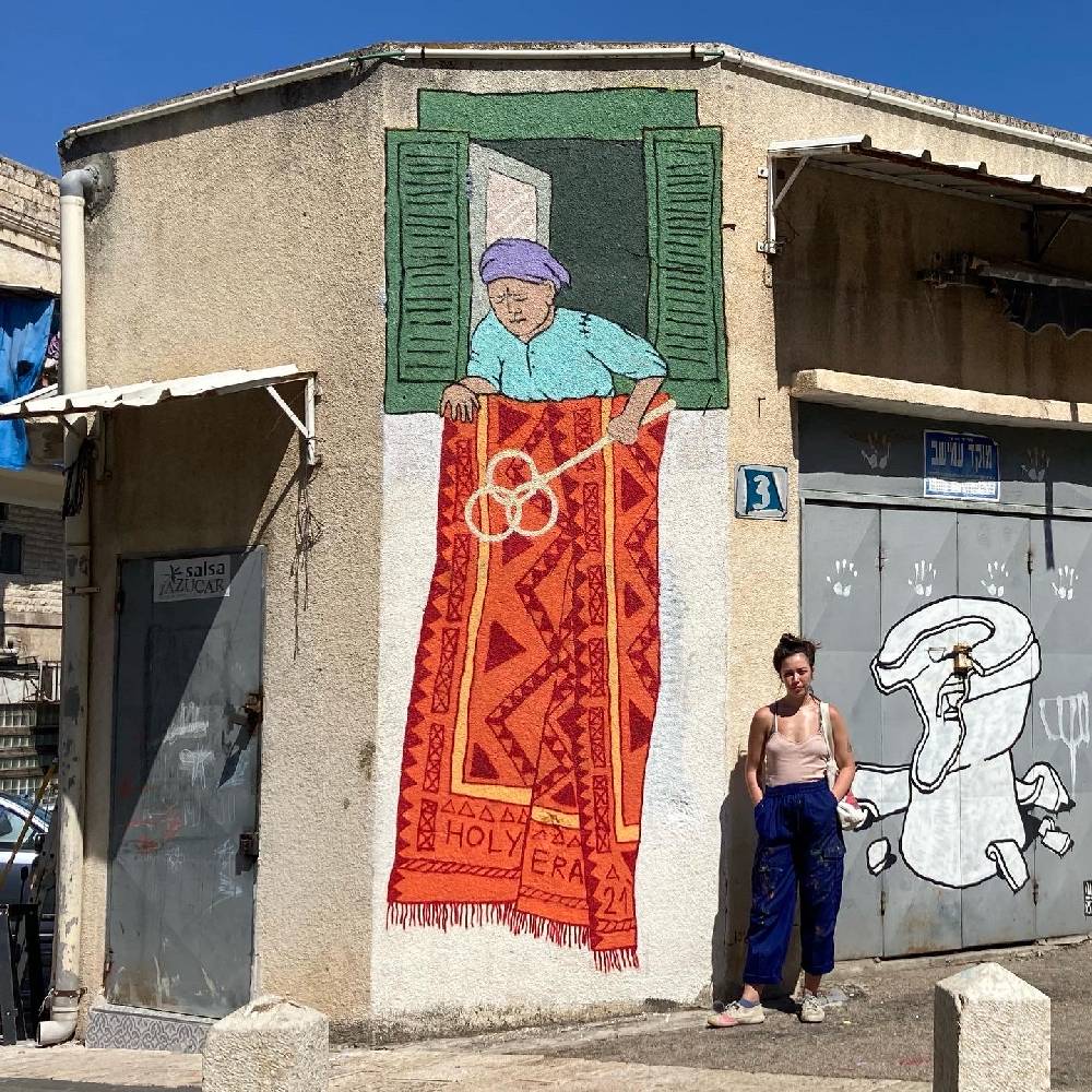 Mujeres trabajadoras animadas gigantes por la artista israelí Holy Era